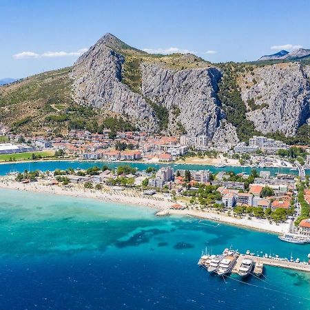Central Alley Omis Exterior photo