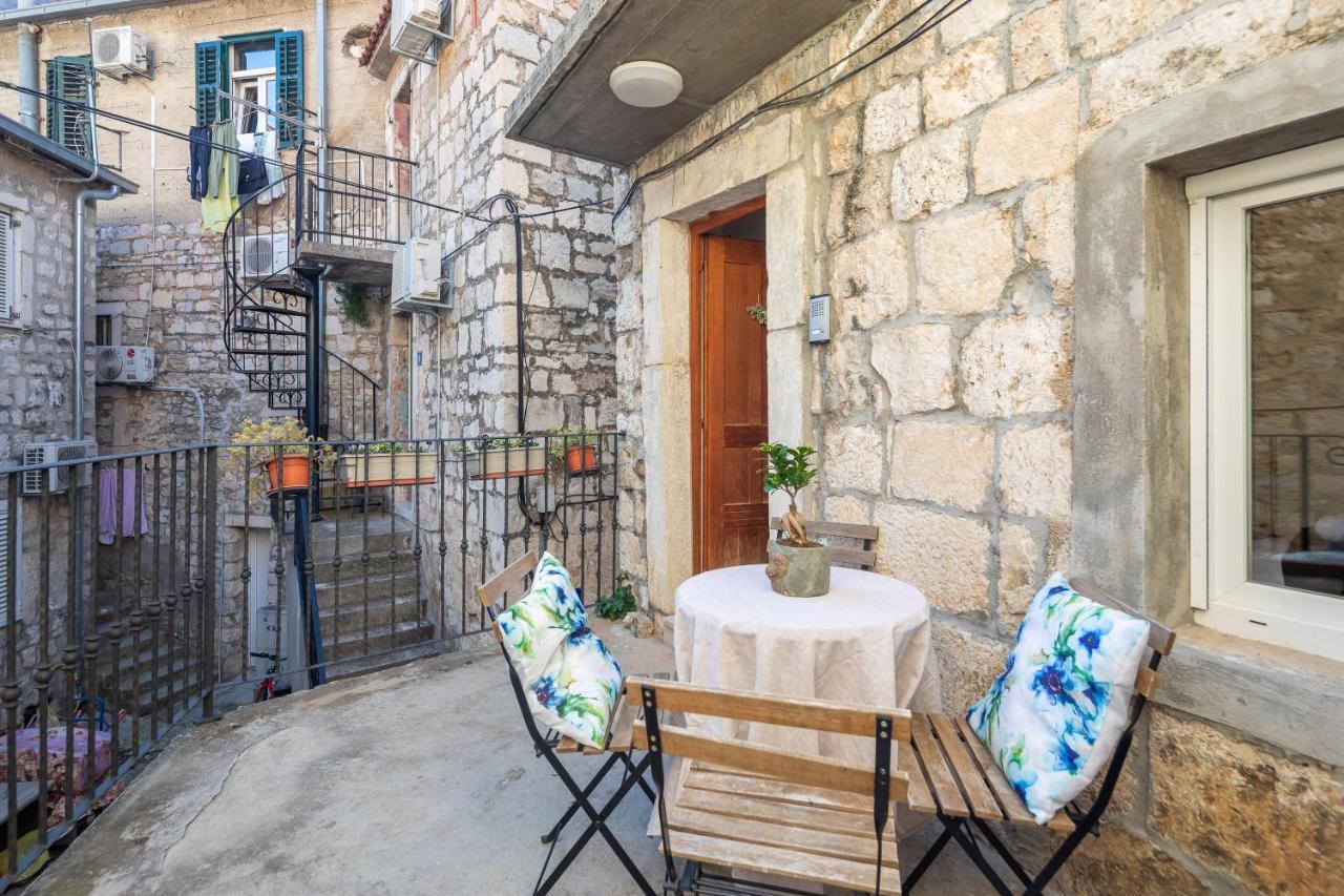 Central Alley Omis Exterior photo